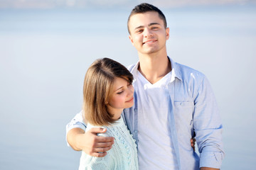 Obraz premium Young couple on the riverside