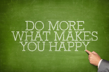 Obraz premium Do more what makes you happy text on blackboard