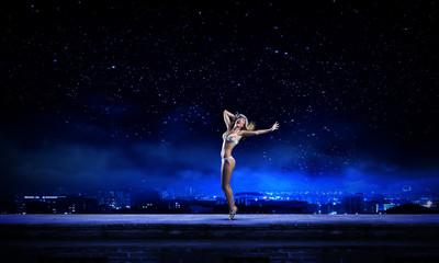 Naklejka premium Dancing blonde in bikini