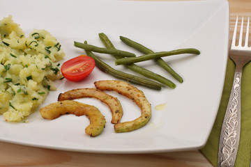 Green beans , fried zucchini , tomato and mashed potatoes