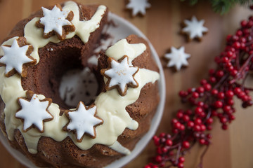 Lebkuchen Gugelhupf mit Zimtsternen