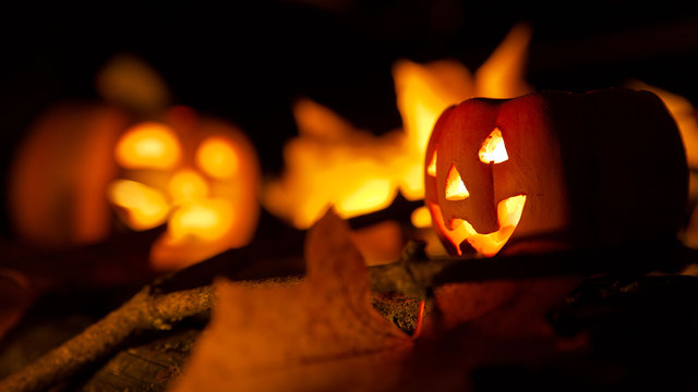 Halloween: Leuchtender K&uuml;rbis bei Nacht