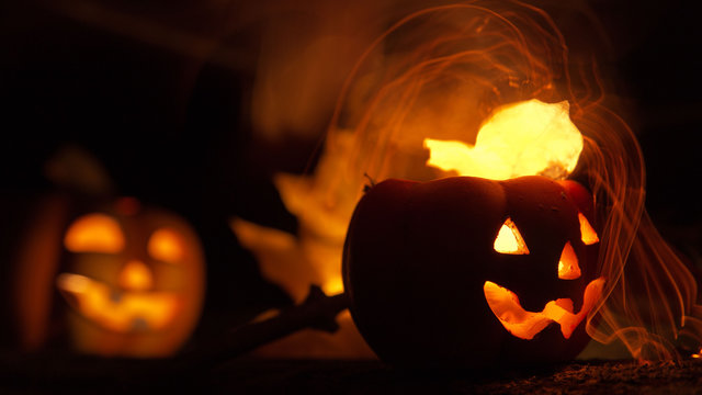 Halloween: Leuchtender K&uuml;rbis bei Nacht
