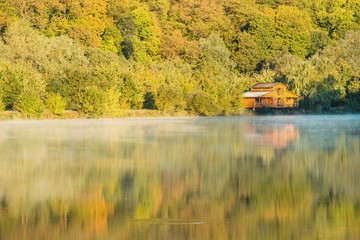 Fototapeta premium Фрагмент красивого озера в горах