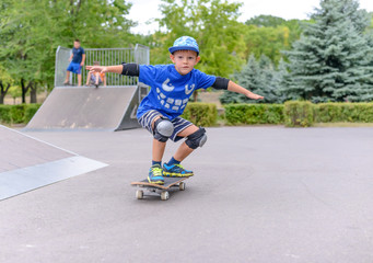 Obraz premium Young boy showing off on his skateboard