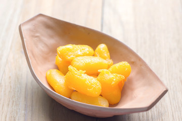 tong yip thai dessert on wooden board