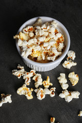 Obraz na płótnie Canvas Popcorn in bowl on dark background