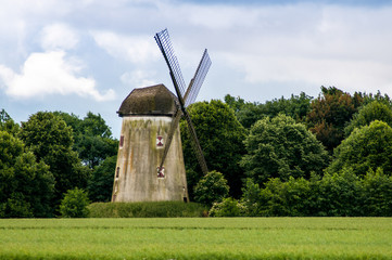 Fototapeta na wymiar Pesch - Windmühle