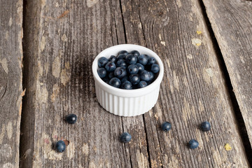 Fototapeta na wymiar bowl of blueberries