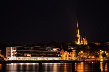 Fototapeta na wymiar Flensburger Hafen bei Nacht mit dem Gebäude Klarschiff.