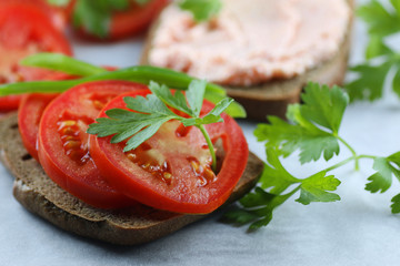 sandwich bread tomato sauce green healthy vegetables