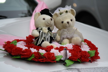 A fresh pair of teddy bears celebrating their love