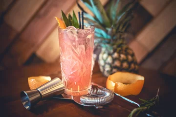 Photo sur Plexiglas Cocktail cocktail alcoolisé aux fraises avec citron vert et orange, servi comme boisson rafraîchissante dans un pub local