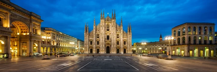 Papier Peint photo Milan Place de la cathédrale de Milan Italie avec cathédrale et arc de triomphe de la Galleria Vittorio Emanuele II panorama