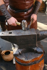 кузнец,ковка железо.