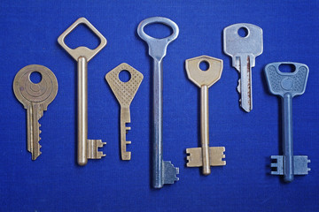 Семь ключей на синем фоне.