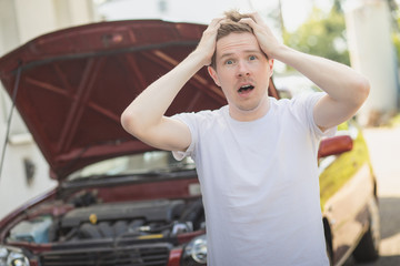 Junger Mann hat Autopanne