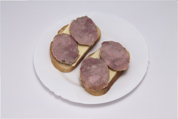 Бутерброды с маслом и колбасой.