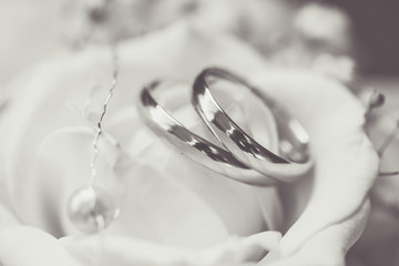 Two wedding rings with flowers.