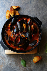 mussels in red sauce