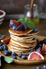 pancakes with figs and syrup