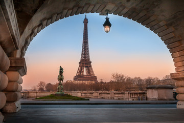 Eiffelturm in Paris am Abend unter Brücke - obrazy, fototapety, plakaty