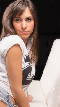 mujer sentada mirando a c&aacute;mara