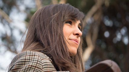 mujer sonriendo de perfil