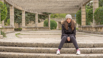 mujer sentada en escaleras otoño invierno