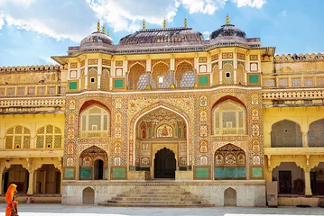 Zelfklevend Fotobehang Detail of decorated gateway. Amber fort. Jaipur, India © olenatur