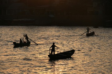 Fototapeta premium Canoes coming and going in the morning