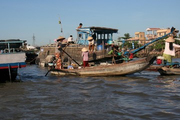 Fototapeta na wymiar Anarchic boat traffic on floating market 