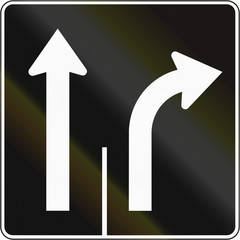 Lane management sign in Canada - Two lanes straight and right. This sign is used in Quebec