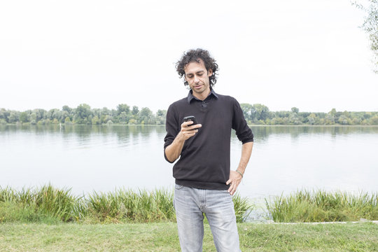 ragazzo al telefono in un parco