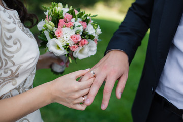 Obraz na płótnie Canvas The bride and groom exchange rings, wedding ceremony, hands clos