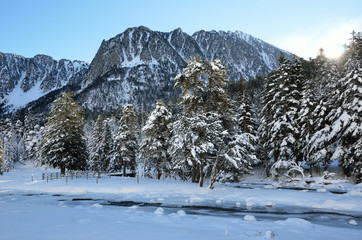 Marcadau valley is a favorite place for winter vacations. There are the frost-hardy stream Gave Marcadau, snowy slopes with coniferous forest and many routes for skiing and walking.