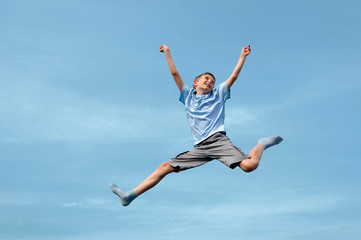 Obraz premium jumping boy against sky background