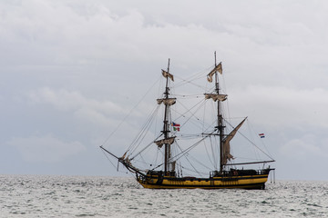 velero bergantín surcando el mar