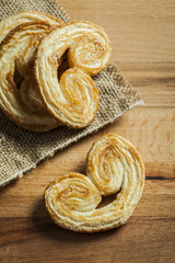 Palmiers on a wooden background