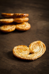 Palmiers on a wooden background