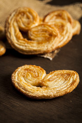 Palmiers on a wooden background