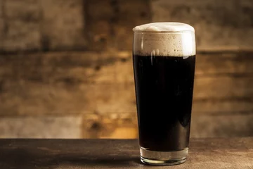 Deurstickers Zwart bier op houten achtergrond © ramoncin1978