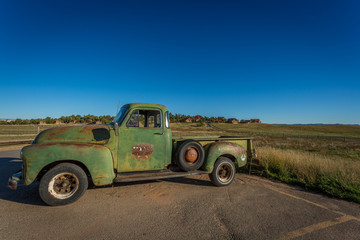 Obraz premium Classic Old Car decays in a meadow. 