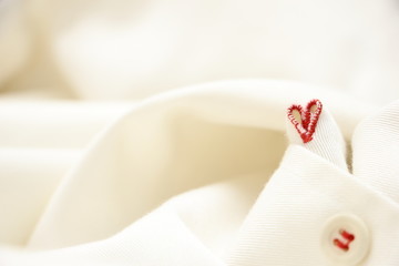 Obraz na płótnie Canvas red heart shape with buttonhole stitch white background