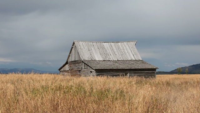 Old Barn in valley pan P HD 3056