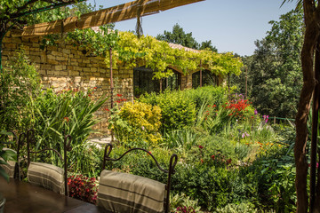 malerisches Toskana Haus mit Sitzgruppe und Blumenmeer