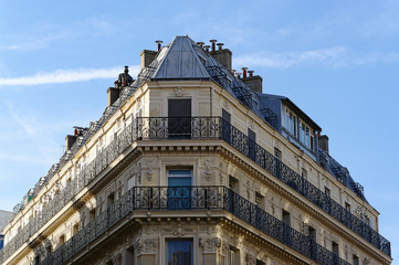 Naklejka premium façade d'angle d'immeuble parisien