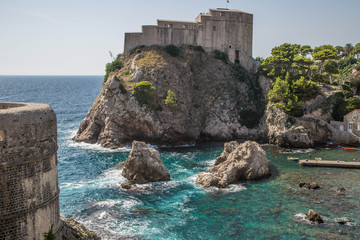 Fototapeta na wymiar Dubrovnik Panorama von Oben und in Stein eingerahmt