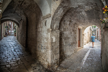 gebogene überdachte Gassen in mittelalterlichem italienischen Städtchen