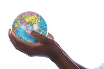 Schwarze Hände halten eine Weltkugel Freisteller